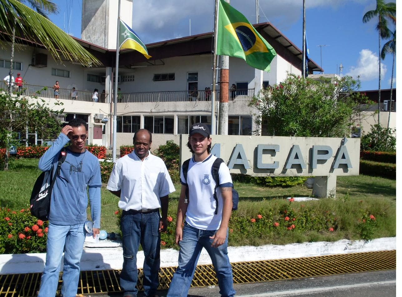 Foto de arquivo pessoal em viagem de trabalho, junto ao letreiro da cidade de Macapá (AP).